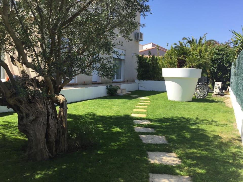 Facade/entrance, Spring, Garden, Cycling, Pets, Garden view