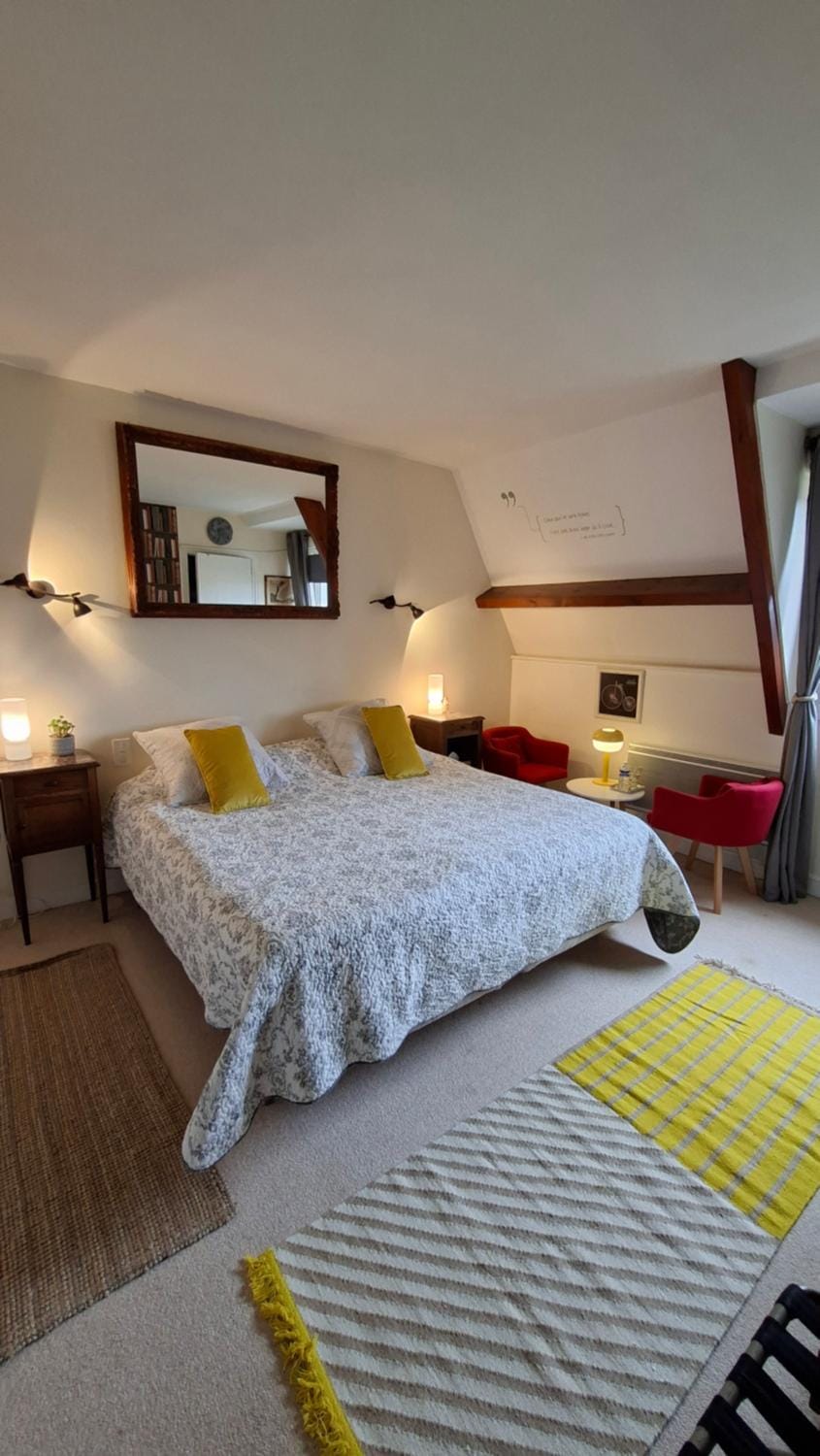 Photo of the whole room, Bedroom