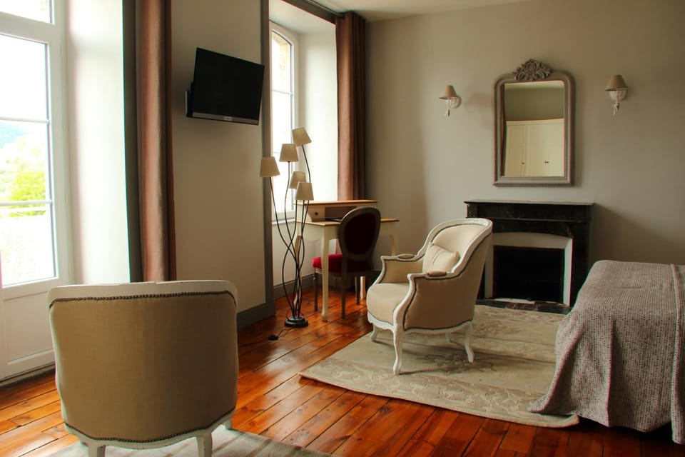 Shower, Toilet, Patio, Nearby landmark, Staff, Staff, Staff, Restaurant/places to eat, Restaurant/places to eat, Facade/entrance, Spring, Off site, People, People, People, Neighbourhood, Natural landscape, Activities, Activities, Winter, Summer, Fishing, Horse-riding, Ski School, Skiing, Bathroom, TV and multimedia, Coffee/tea facilities, View (from property/room), Balcony/Terrace, Lounge or bar, Other, Other, Other, Photo of the whole room, Decorative detail, Seating area, Tennis court, Hiking, Cycling, Bedroom, Autumn, On site, Guests, Guests, Guests, City view, City view, Landmark view, Landmark view, Mountain view, Mountain view, Street view, Street view, Area and facilities, Area and facilities, Area and facilities, Supermarket/grocery shop, Swimming pool, Sports, Entertainment, Meals, Continental breakfast, Continental breakfast, Lunch, Dinner, Drinks, Alcoholic drinks, Non alcoholic drinks, Location, children, children, children, young children, young children, young children, older children, older children, older children, group of guests, group of guests, group of guests, cot, Family, Family, Family