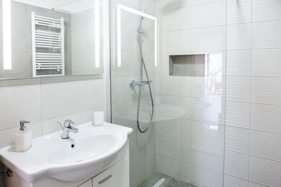Shower, Toilet