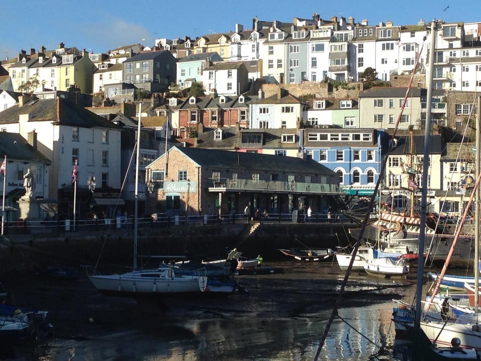 Nearby landmark, Restaurant/places to eat, Neighbourhood, Natural landscape, Shopping Area