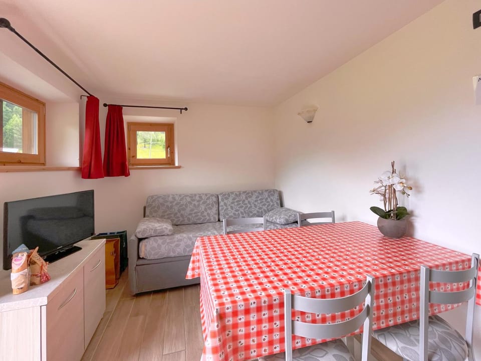 TV and multimedia, Living room, Seating area, Dining area