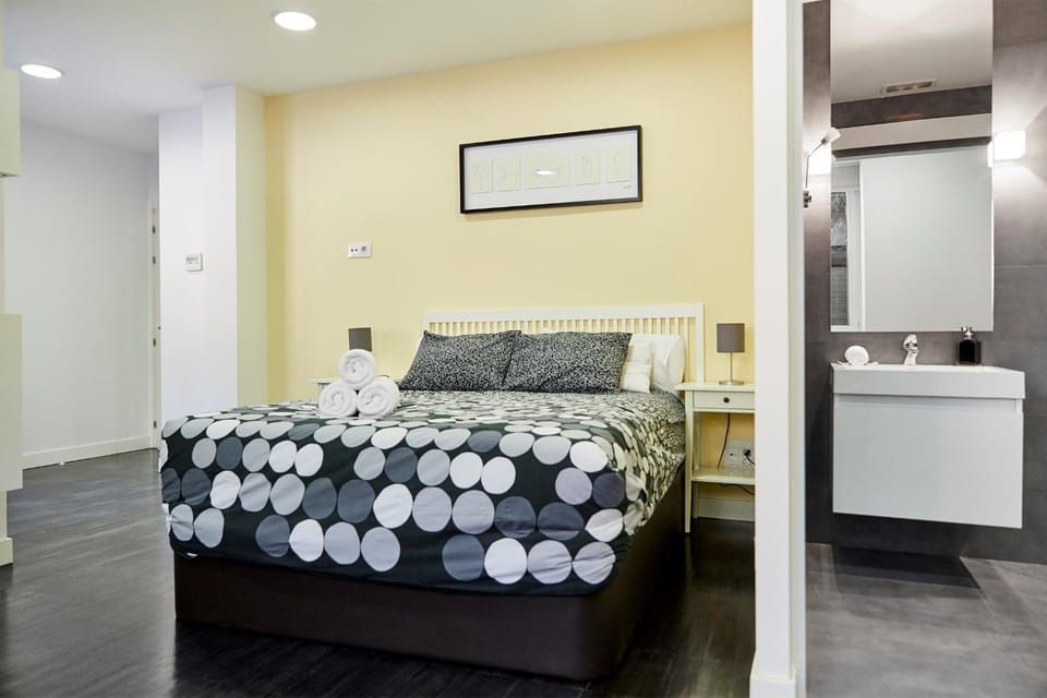 Photo of the whole room, Bedroom