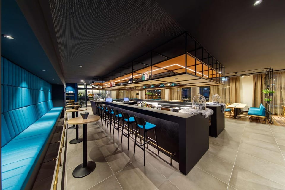 Restaurant/places to eat, Lounge or bar
