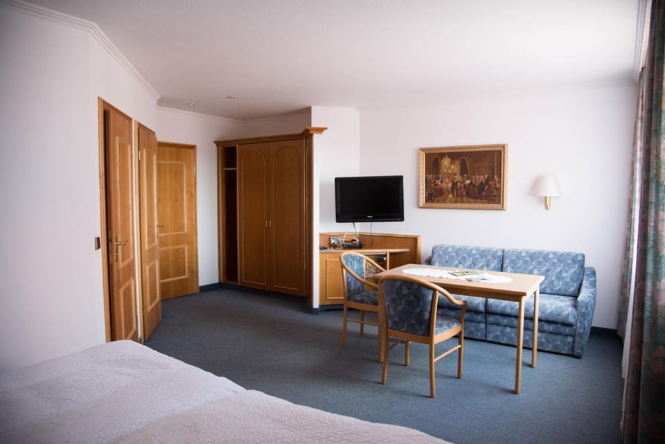 Photo of the whole room, Seating area