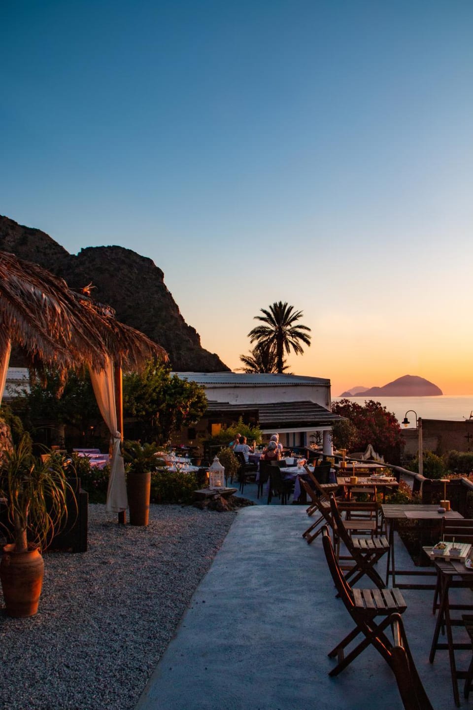 Restaurant/places to eat, Balcony/Terrace, Lounge or bar