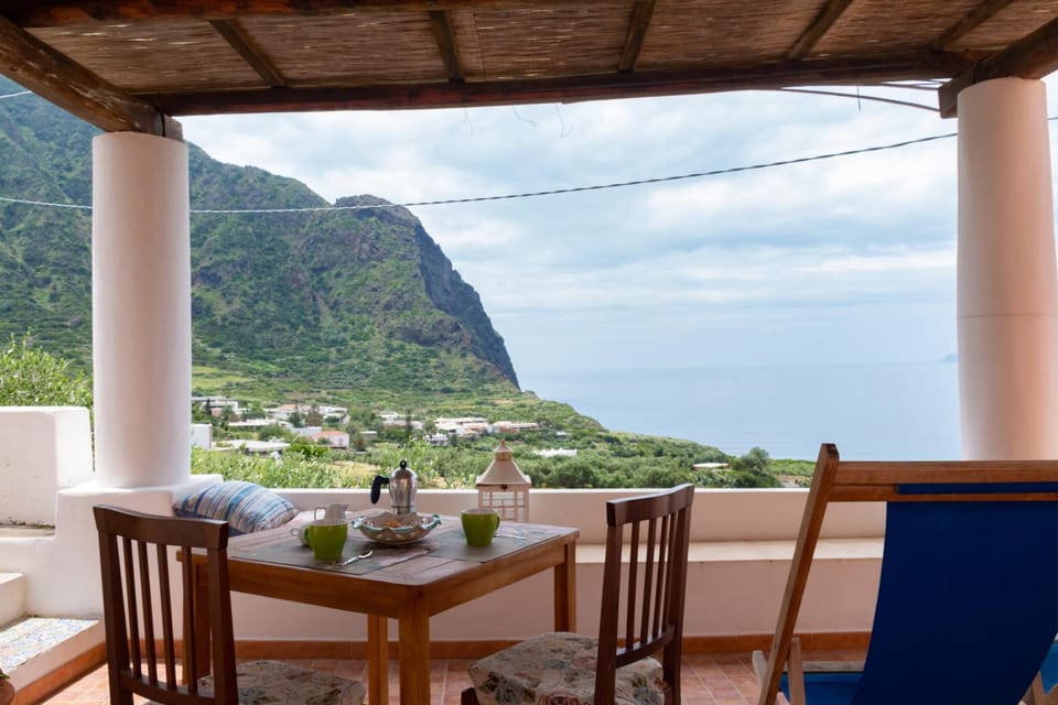 Patio, Nearby landmark, Day, Natural landscape, View (from property/room), Balcony/Terrace, Dining area, Mountain view, Sea view