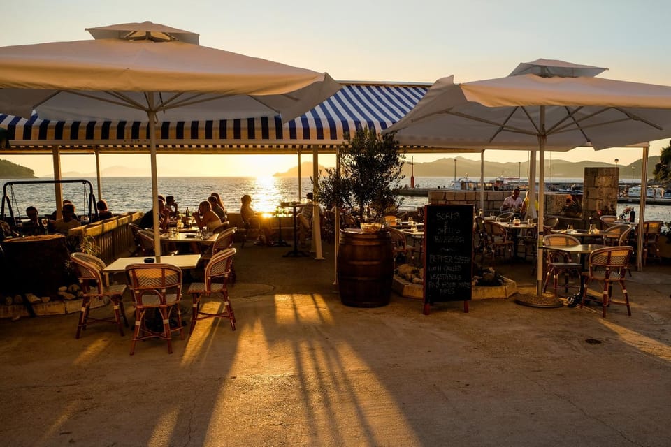 Patio, Restaurant/places to eat, People, Sunset