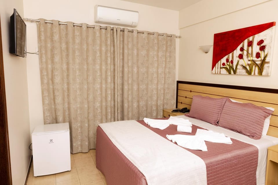 Bed, TV and multimedia, Photo of the whole room, Bedroom, towels, air conditioner