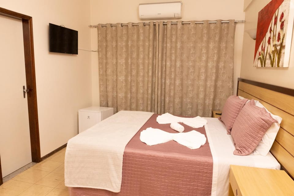 Bed, TV and multimedia, Photo of the whole room, Bedroom, towels, air conditioner
