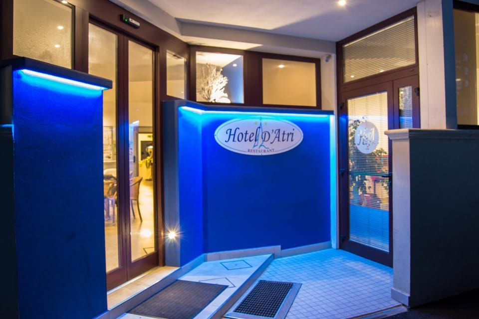 Facade/entrance, Lobby or reception, internet