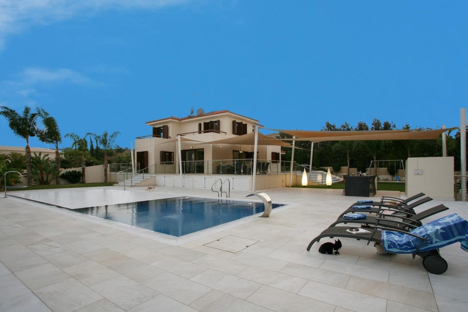 Property building, Patio, Pool view, Swimming pool, Swimming pool, sunbed