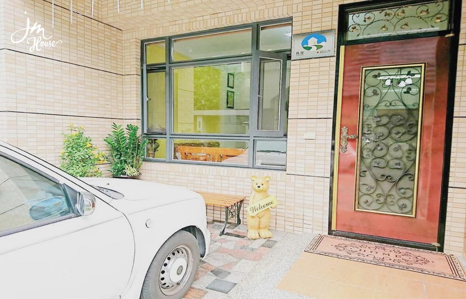 Facade/entrance, Logo/Certificate/Sign, Parking