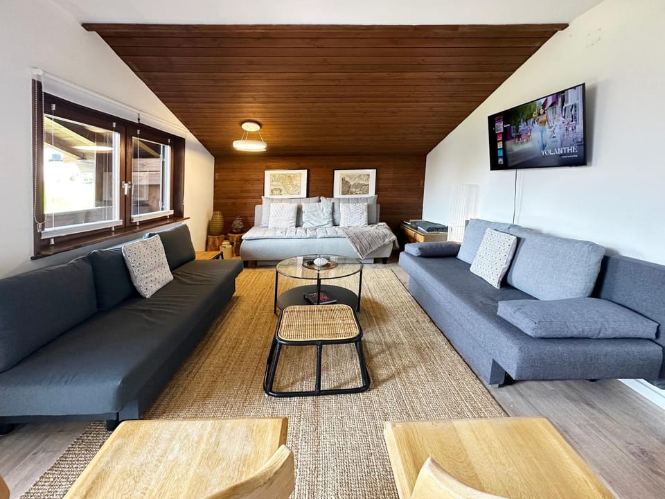 TV and multimedia, Balcony/Terrace, Living room, Seating area, Mountain view