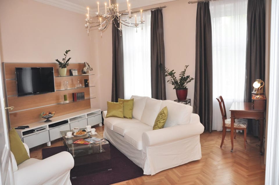 TV and multimedia, Living room, Photo of the whole room, Seating area