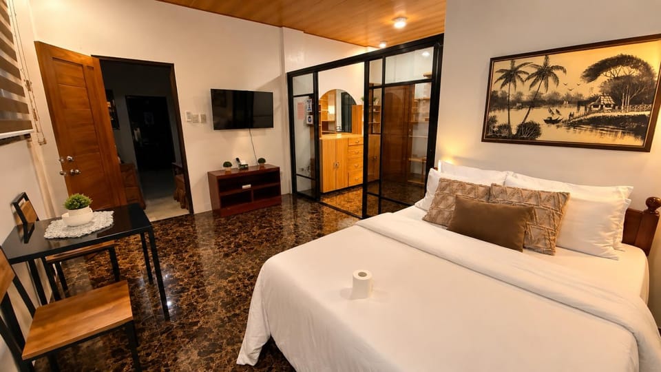 Bed, TV and multimedia, Bedroom