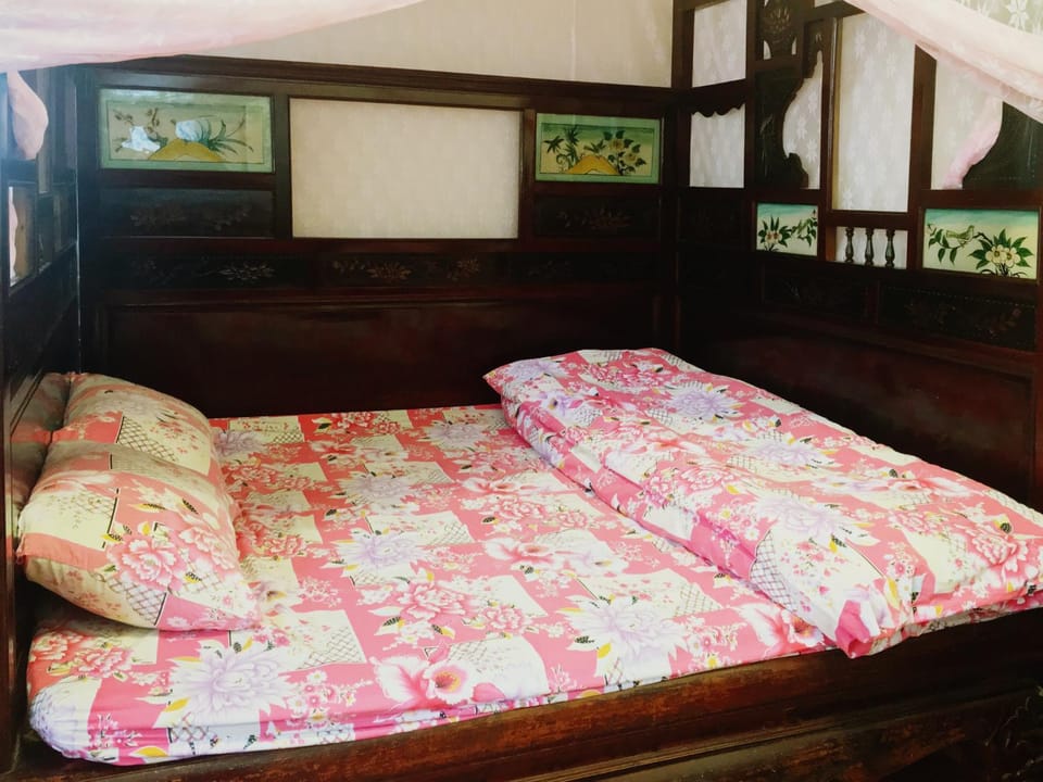 Photo of the whole room, Decorative detail
