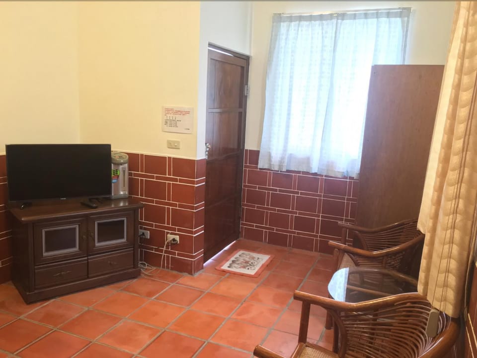 Photo of the whole room, Decorative detail, Decorative detail