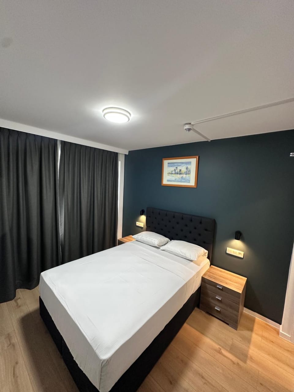 Photo of the whole room, Bedroom