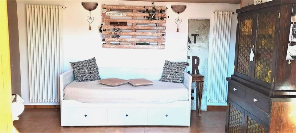 Bed, Living room, Photo of the whole room, Seating area, Bedroom