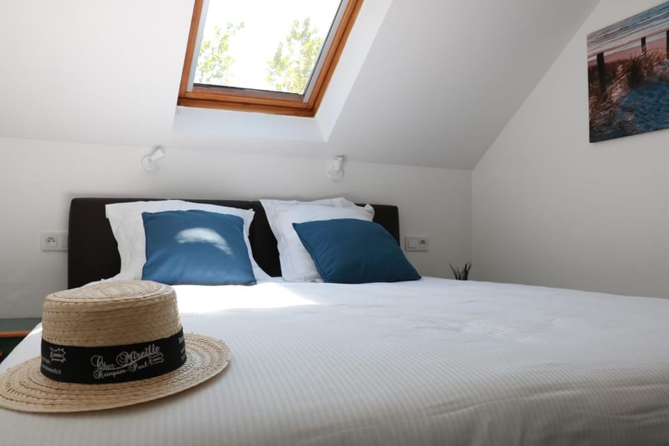 Toilet, Property building, Bed, Bathroom, Bedroom, towels