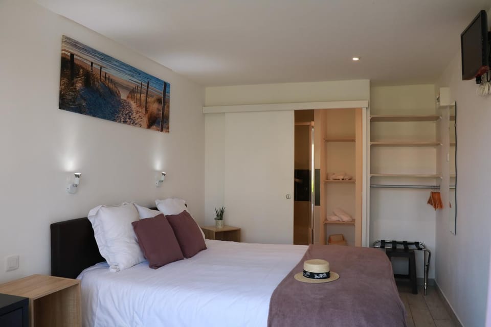 Shower, Toilet, Property building, Bed, Bathroom, towels