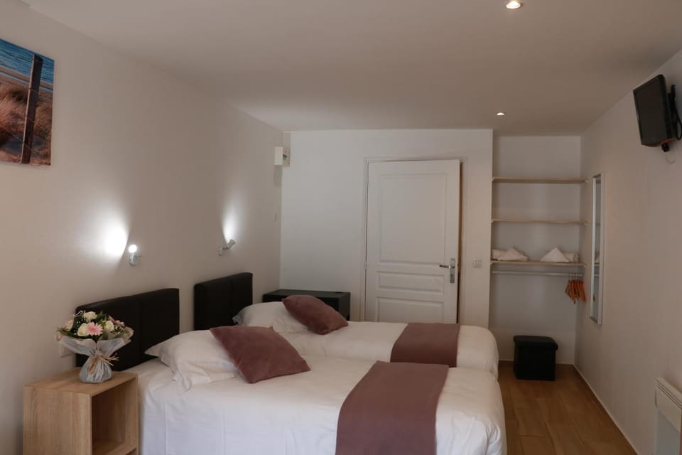 Shower, Bed, Bathroom, Kitchen or kitchenette