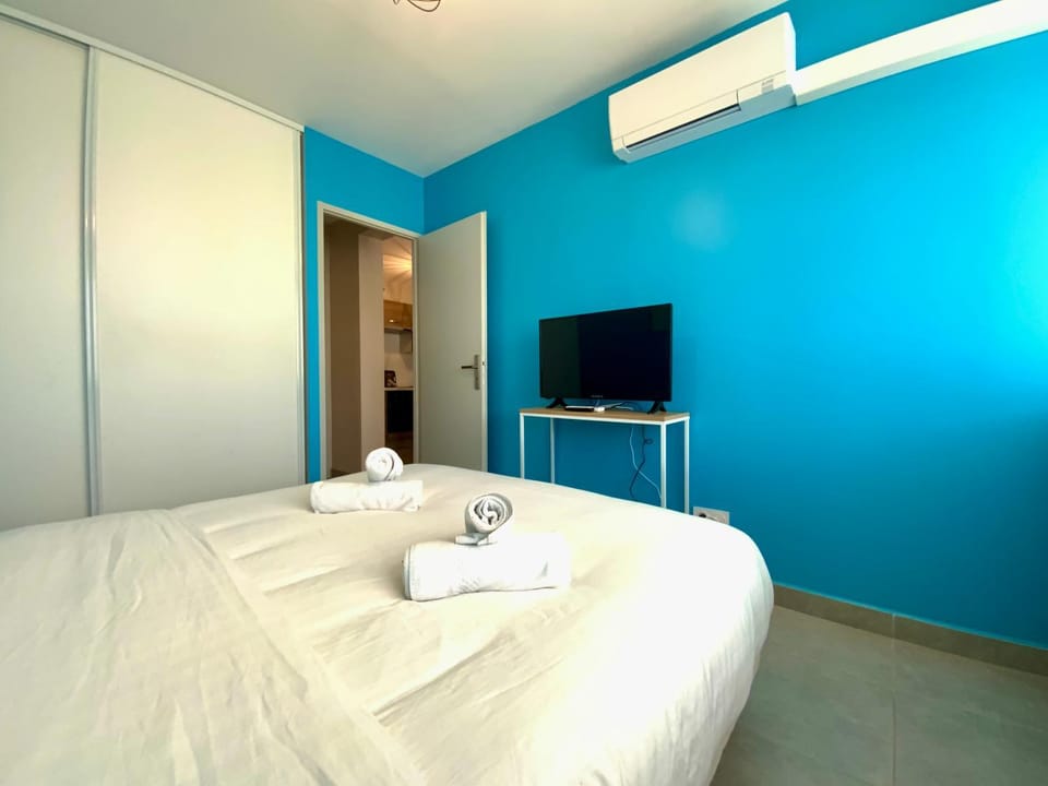 Bed, TV and multimedia, Photo of the whole room, Bedroom, air conditioner