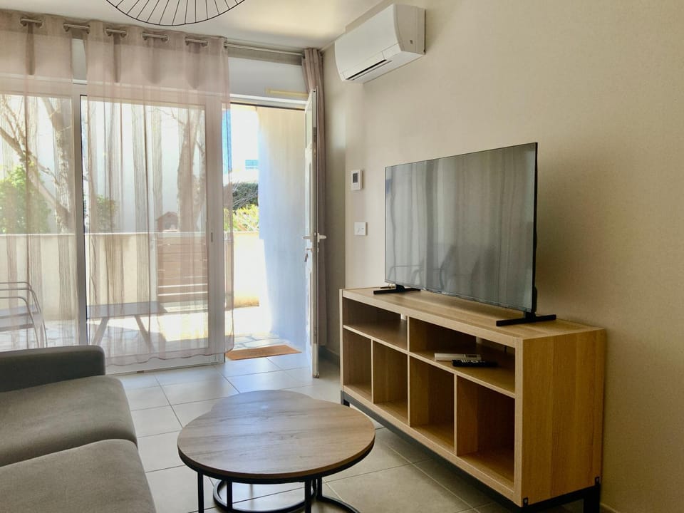 TV and multimedia, Living room, Seating area, Dining area, air conditioner