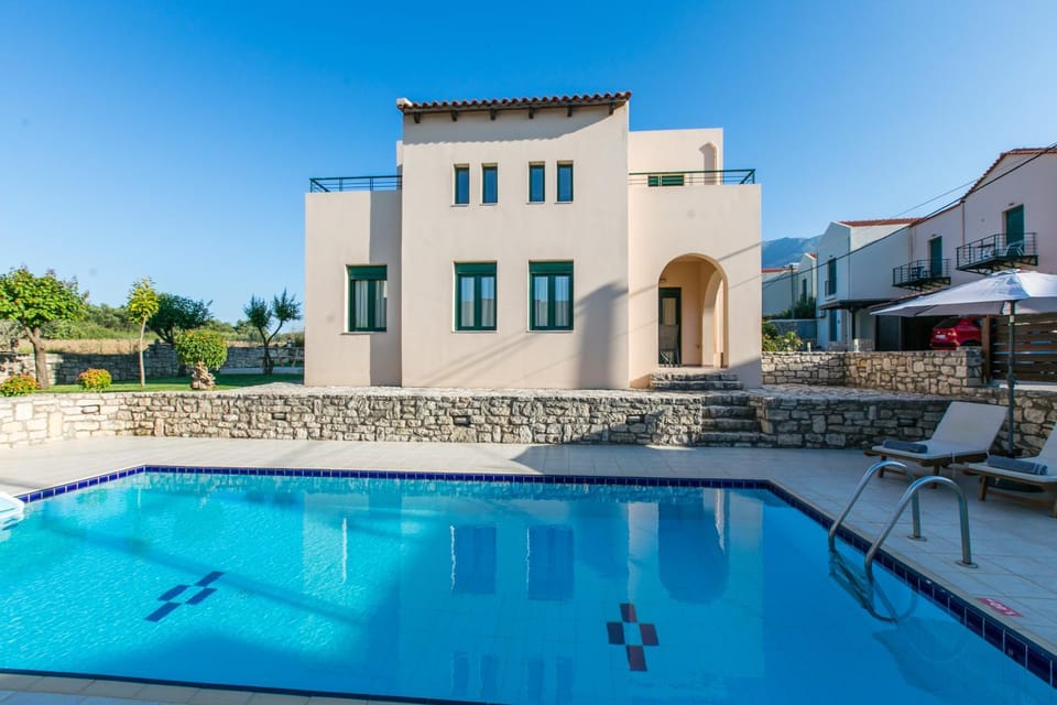 Property building, Day, Pool view, Swimming pool, sunbed