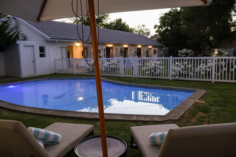 Property building, Patio, Day, Natural landscape, Garden, Garden view, Pool view, Swimming pool, sunbed