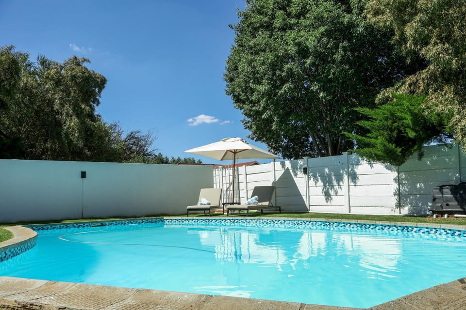 Swimming pool, sunbed