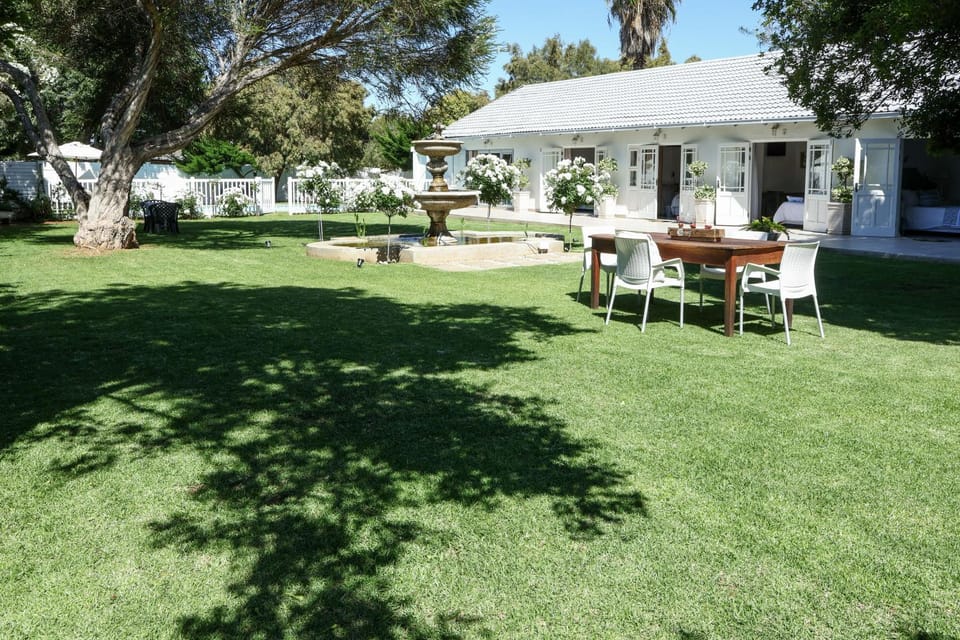 Property building, Patio, Day, Natural landscape, Garden, Dining area, Garden view