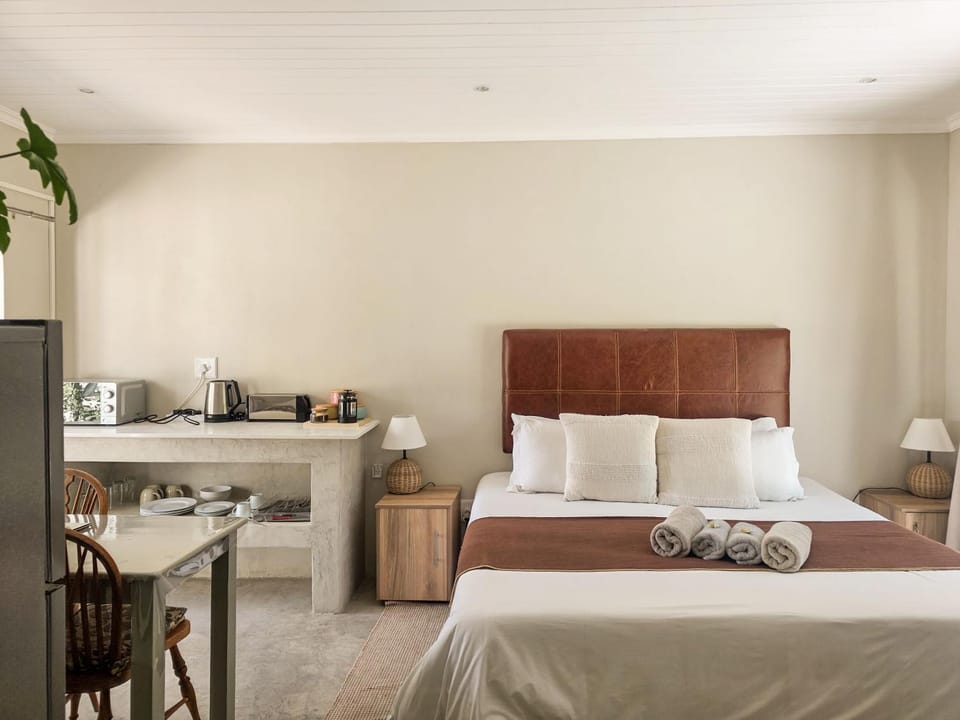 Kitchen or kitchenette, Photo of the whole room, Seating area, Bedroom