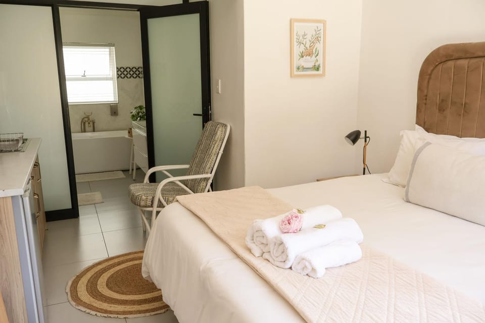 Bed, Bathroom, Photo of the whole room, Bedroom, towels