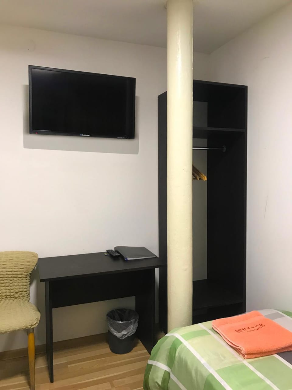 Bed, TV and multimedia, Seating area