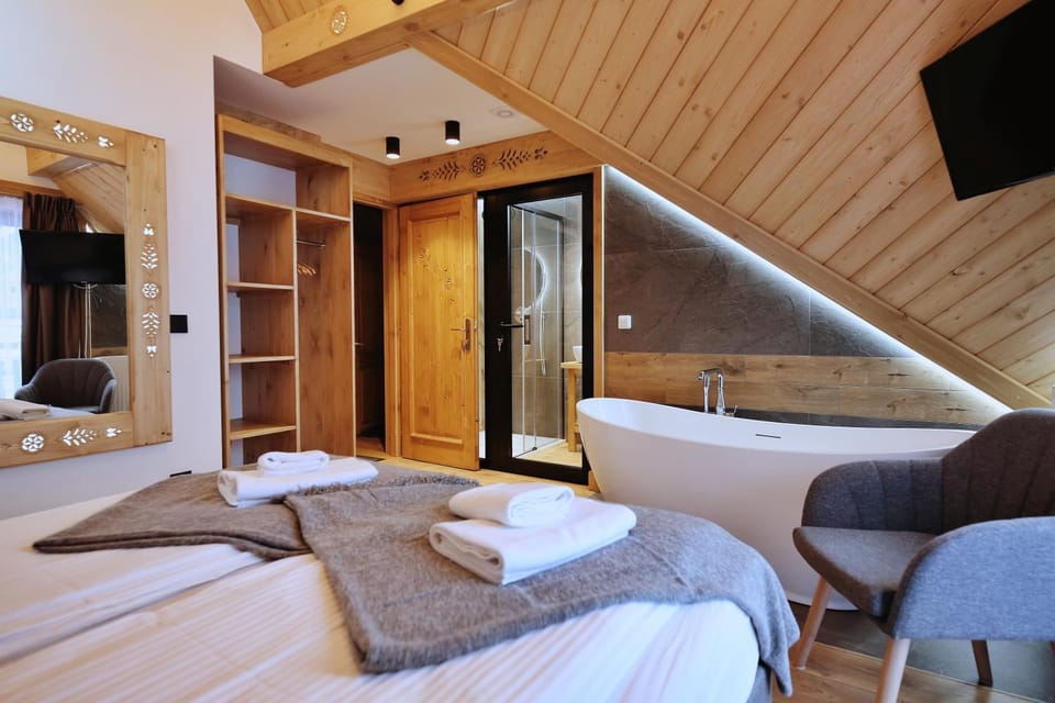Bed, Bathroom, TV and multimedia, Photo of the whole room, Bath, towels, wardrobe