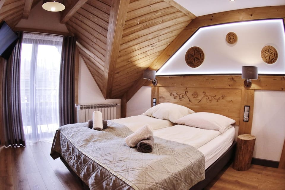 Bed, Photo of the whole room, Bedroom, Mountain view, towels