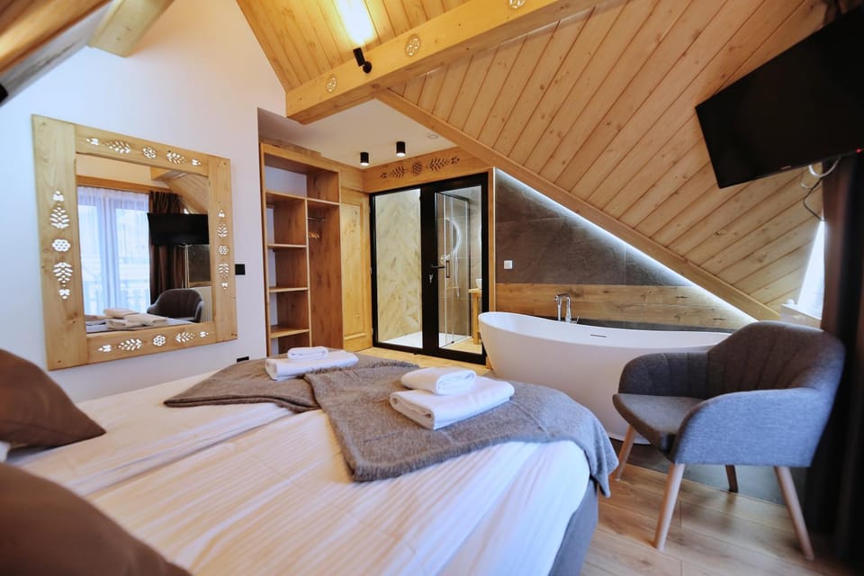 Bed, Photo of the whole room, Bedroom, Bath, wardrobe