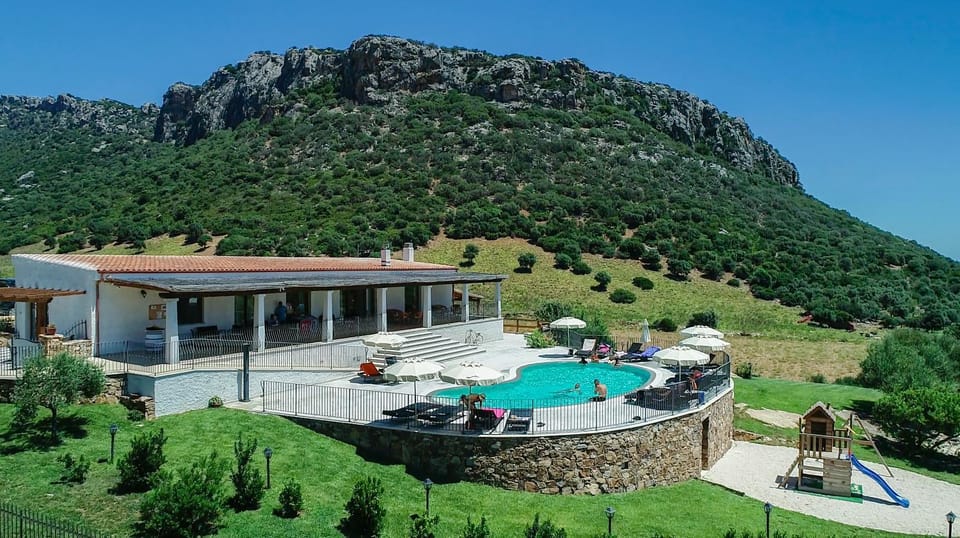 Communal lounge/ TV room, Garden, Lobby or reception, Lounge or bar, Area and facilities, Swimming pool