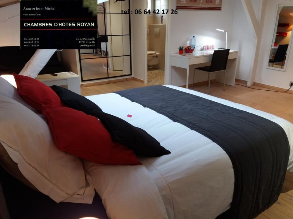 Bed, Photo of the whole room, Decorative detail