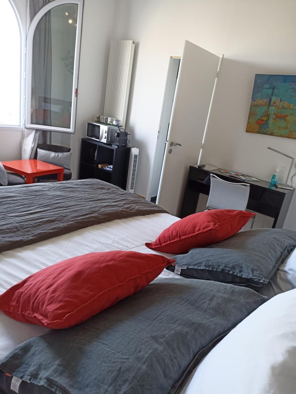 Bed, TV and multimedia, Photo of the whole room, Seating area, Bedroom