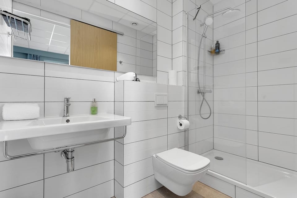 Shower, Toilet