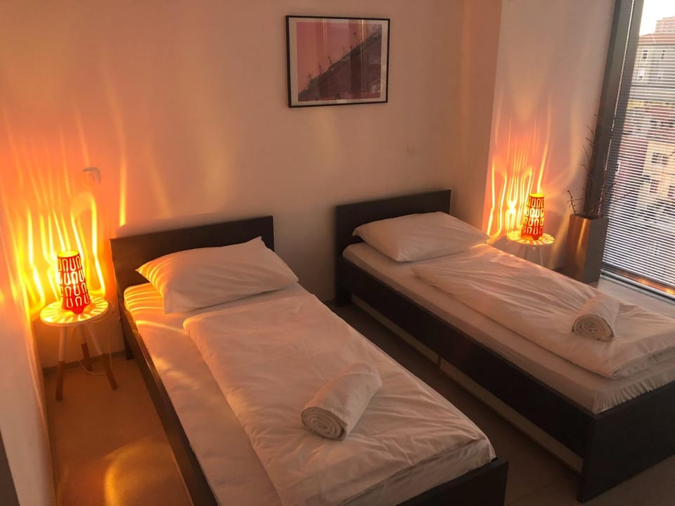 Bed, Winter, Photo of the whole room, Decorative detail, City view, Sunset
