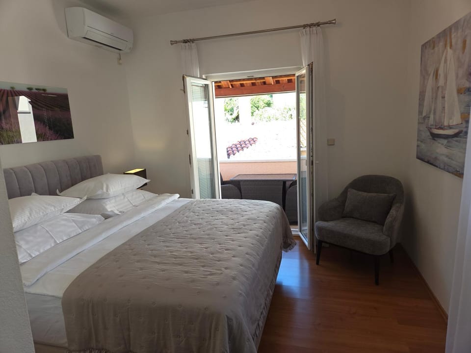 Balcony/Terrace, Bedroom, air conditioner