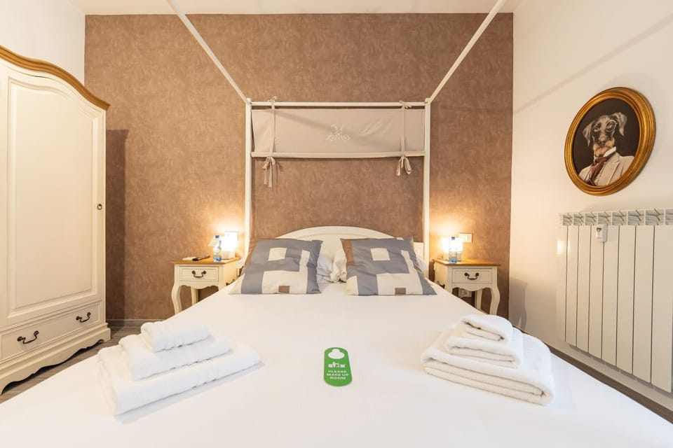 Bed, Photo of the whole room, Bedroom, internet, towels, wardrobe