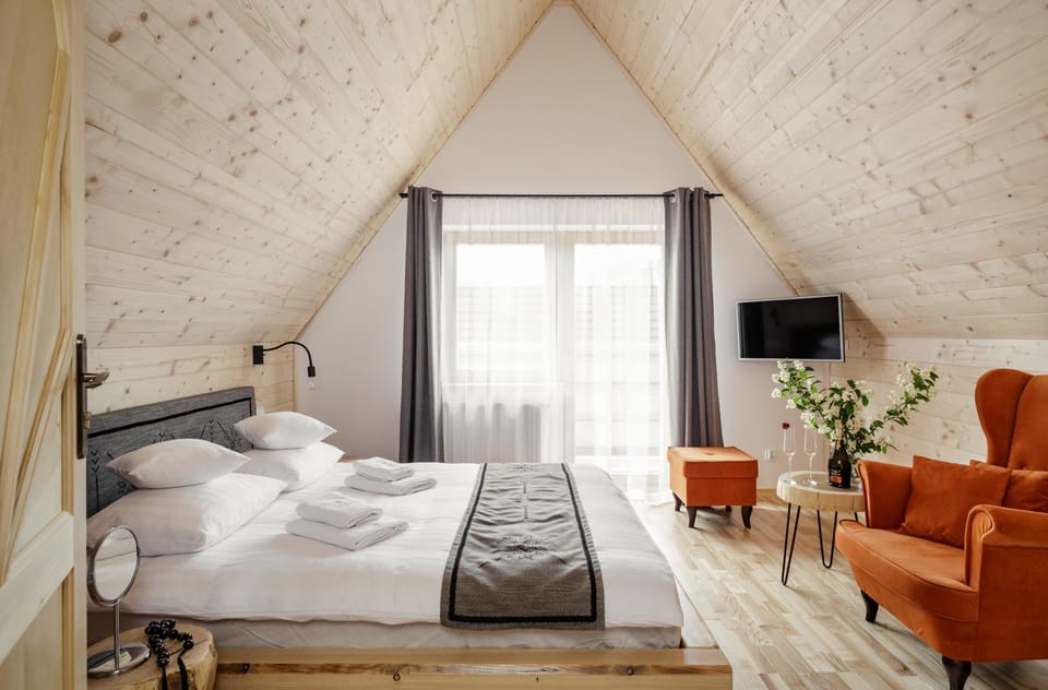 Bed, TV and multimedia, Bedroom
