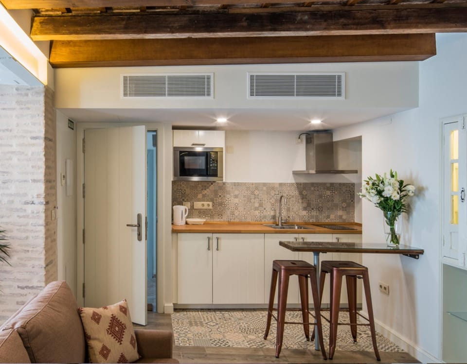Kitchen or kitchenette, Dining area