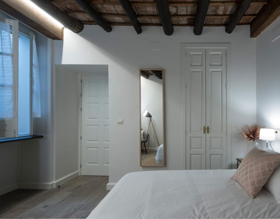 Photo of the whole room, Bedroom