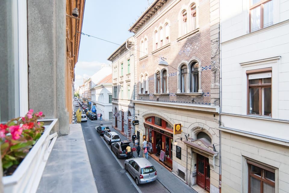 Property building, Neighbourhood, Area and facilities